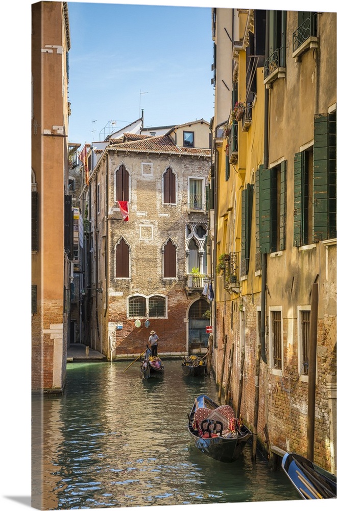 Small canal nr the Rialto in Venice, Veneto, Italy.