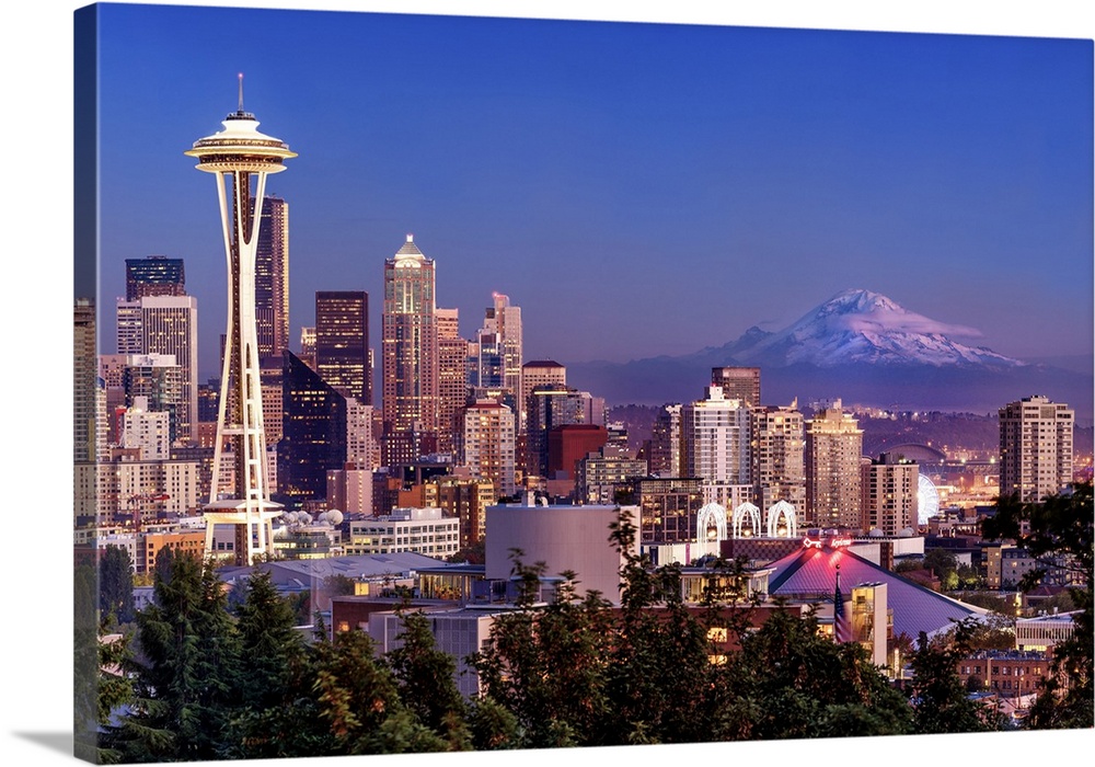 Space Needle, Skyline of Seattle Downtown, with Mount Rainier in the background Seattle, Washington State, USA