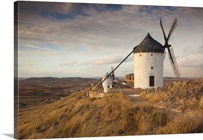 Spain, Castile-La Mancha Region, Consuegra, antique La Mancha windmills