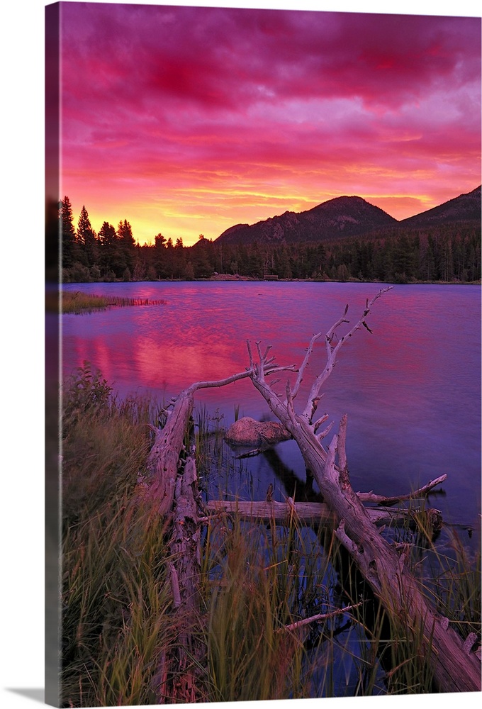 Sprague Lake at sunrise in the Rocky Mountain National Park, Colorado, USA