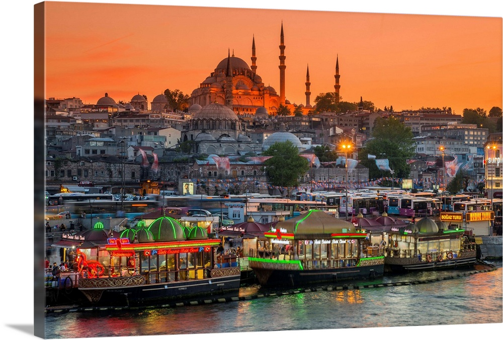 Suleymaniye Mosque and city skyline at sunset, Istanbul, Turkey.