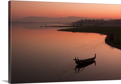 Sunrise at Taungthaman Lake, Amarapura, Myanmar