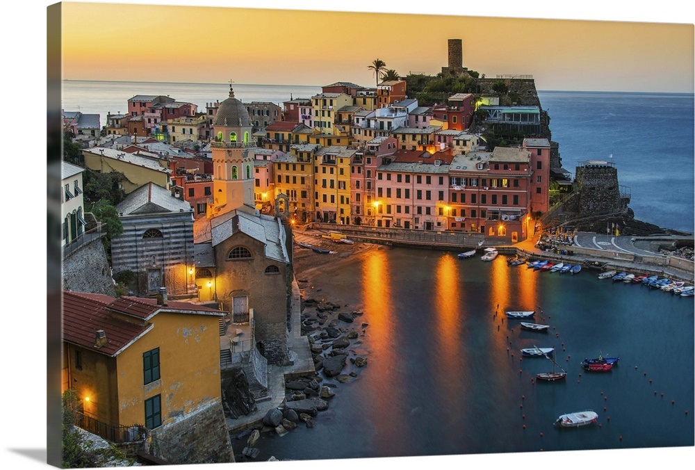 Sunrise of the picturesque sea village of Vernazza, Cinque Terre, Italy ...