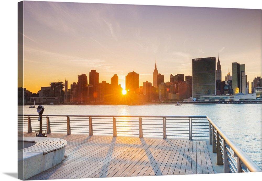 Sunset over the Manhattan skyline from Gantry Plaza, New York, USA.