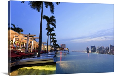 Swimmingpool and Singapore Skyline on the 57th floor of Marina Bay Sands Resort