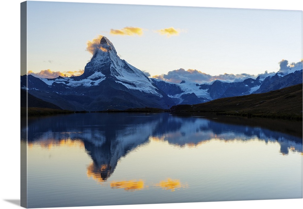 Europe, Switzerland, Valais, Zermatt, Matterhorn (4478m), Stellisee lake.