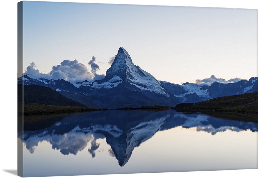 Europe, Switzerland, Valais, Zermatt, Matterhorn (4478m), Stellisee lake.