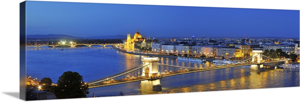 Szechenyi Chain Bridge and the Parliament at twilight, Budapest ...