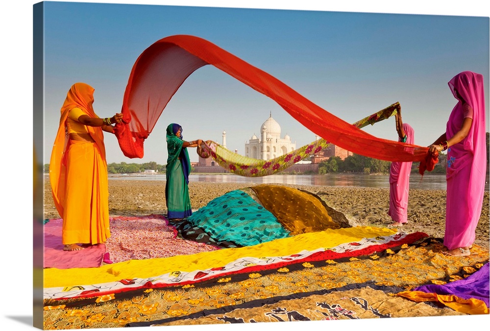 Taj Mahal, UNESCO World Heritage Site, across the Jumna (Yamuna) River, Women drying colourful Saris, Agra, Uttar Pradesh ...