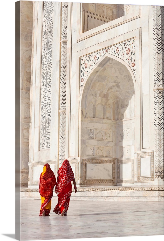Taj Mahal, UNESCO World Heritage Site, Women in colourful Saris, Agra, Uttar Pradesh state, India, Asia, (MR)