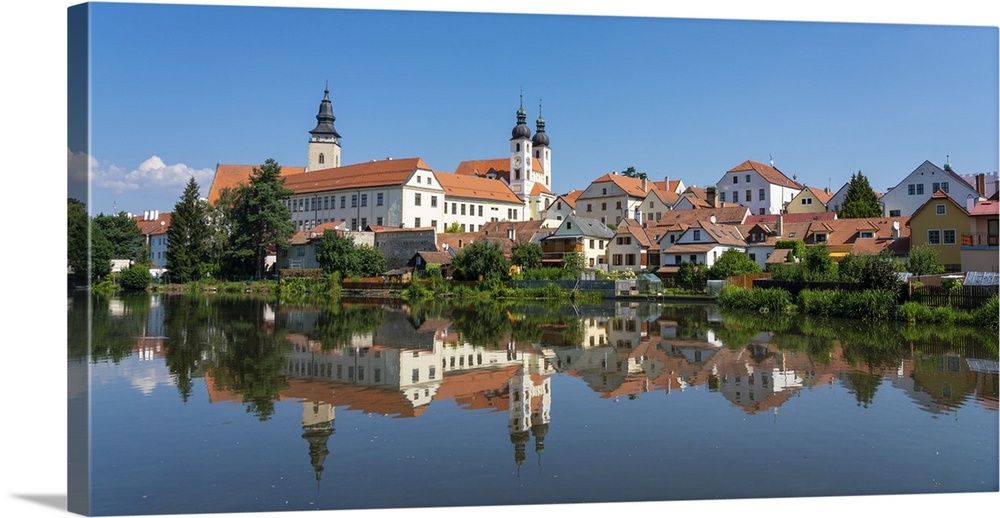 Telc Chateau reflected in Ulicky pond, UNESCO, Telc, Jihlava District, Vysocina Region, Czech Republic