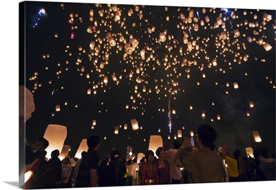 Thailand, Chiang Mai, Revellers launch khom loi into the sky during the Yi Peng festival