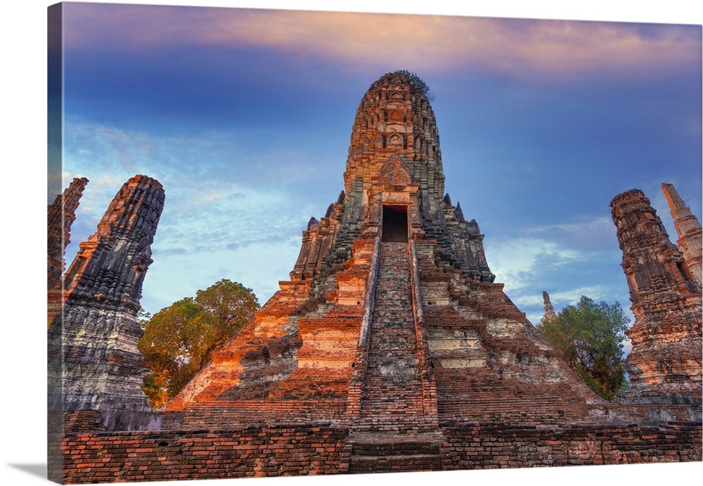 Thailand, Phra Nakhon Si Ayutthaya, Ayutthaya, Wat Chai Watthanaramat dusk, UNESCO World Heritage site.