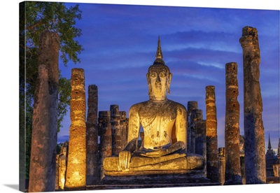 Thailand, SUKhothai Province, SUKhothai, Wat Mahathat Illuminated At Dusk