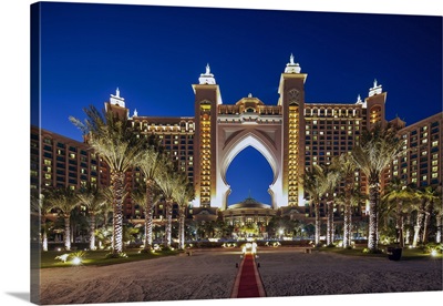 The beach and the Atlantis 5 star resort complex at twilight on the Palm Jumeirah, Dubai