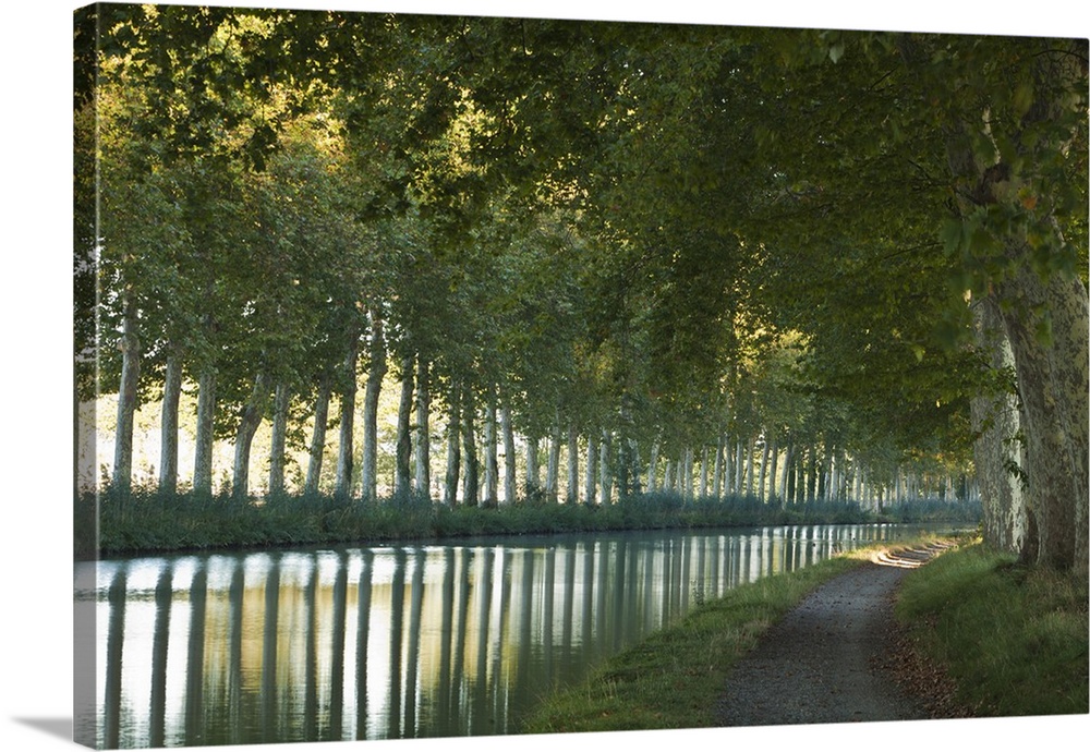 France, Languedoc-Rousillon, Canal du Midi. The Canal du Midi in Southern France connects the Garonne River to the Etang d...