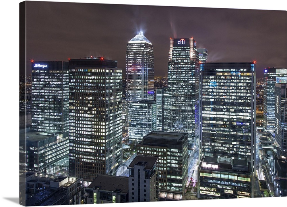 The new London financial district in the docklands at night. London's second tallest building, One Canada Square in the mi...