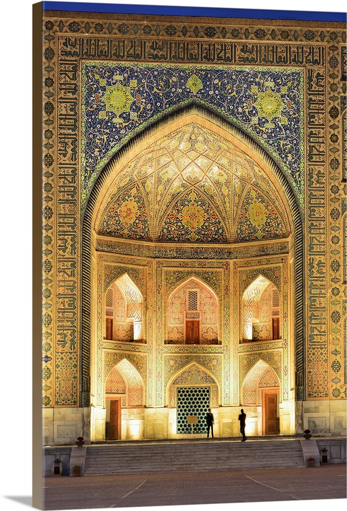 The Registan square and the main entrance of Tilya-Kori Madrasah. A Unesco World Heritage Site, Samarkand. Uzbekistan