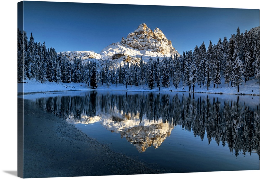 Tre Cime di Lavaredo Reflecting in Lake Antorno, Belluno Province,  Veneto, Dolomites, Italy