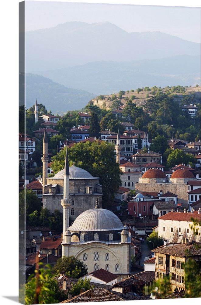 Turkey, Central Anatolia, Safranbolu, UNESCO World Heritage site, old Ottoman town houses and Izzet Pasar Cami mosque.