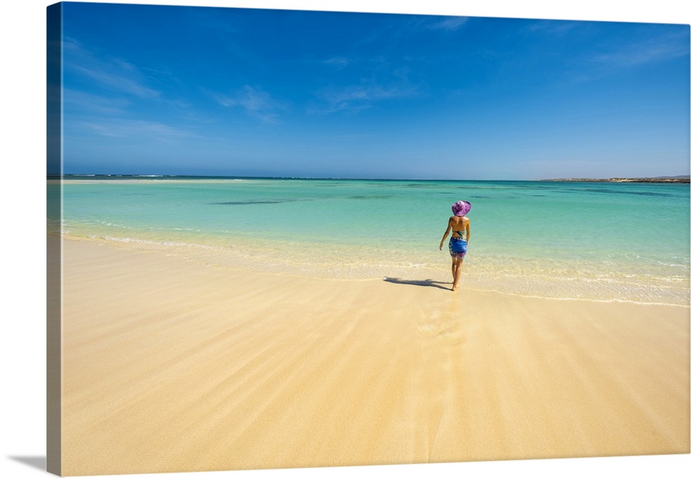 Turquoise Bay, Ningaloo Coast, Exmouth, Western Australia, Australia. Woman with straw hat on the shore