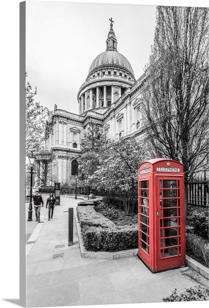 UK, England, London, St. Paul's cathedral, red telephone box.