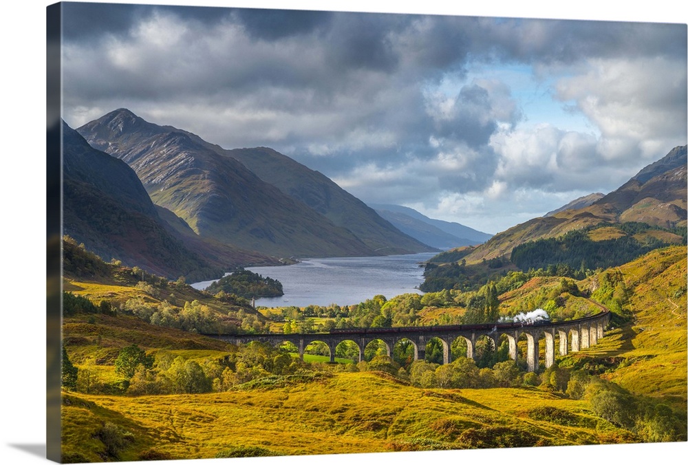 UK, Scotland, Highland, Loch Shiel, Glenfinnan, Glenfinnan Railway Viaduct, part of the West Highland Line, The Jacobite S...