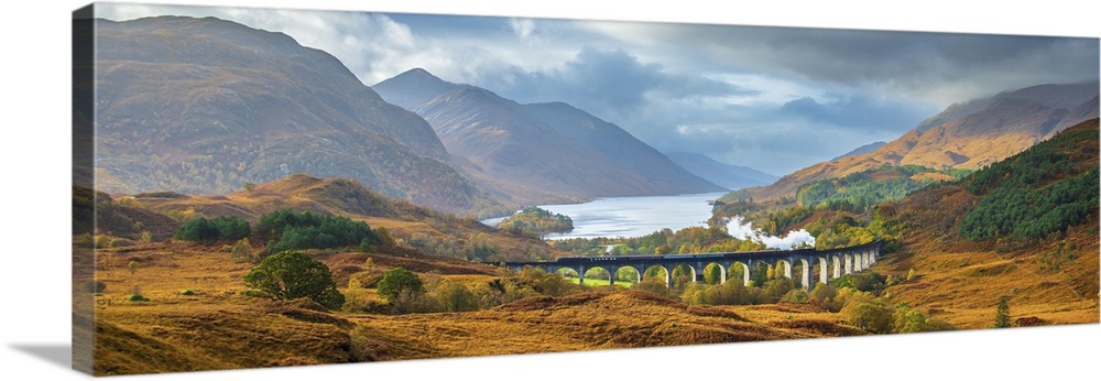 UK, Scotland, Highland, Loch Shiel, Glenfinnan, Glenfinnan Railway Viaduct, part of the West Highland Line, made famous in...