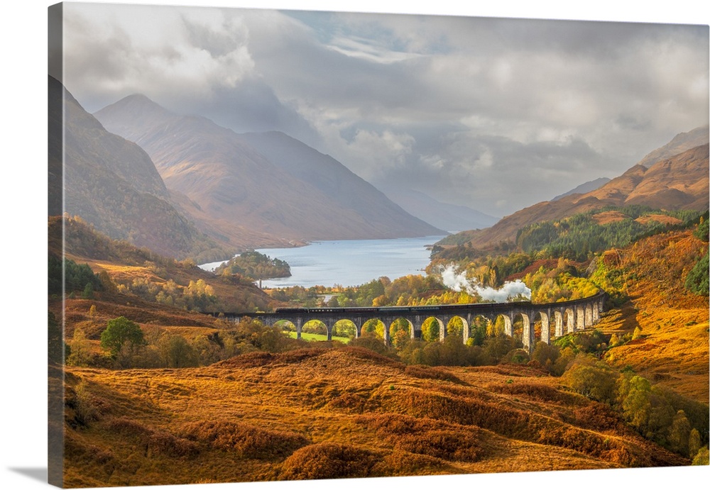 UK, Scotland, Highland, Loch Shiel, Glenfinnan, Glenfinnan Railway Viaduct, part of the West Highland Line, made famous in...