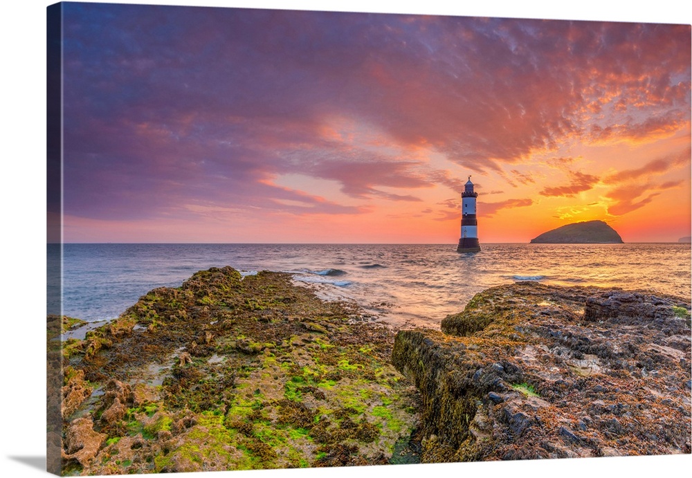 UK, Wales, Anglesey, Penmon, Black Point, Trwyn Du Lighthouse (Penmon Lighthouse) At Sunrise