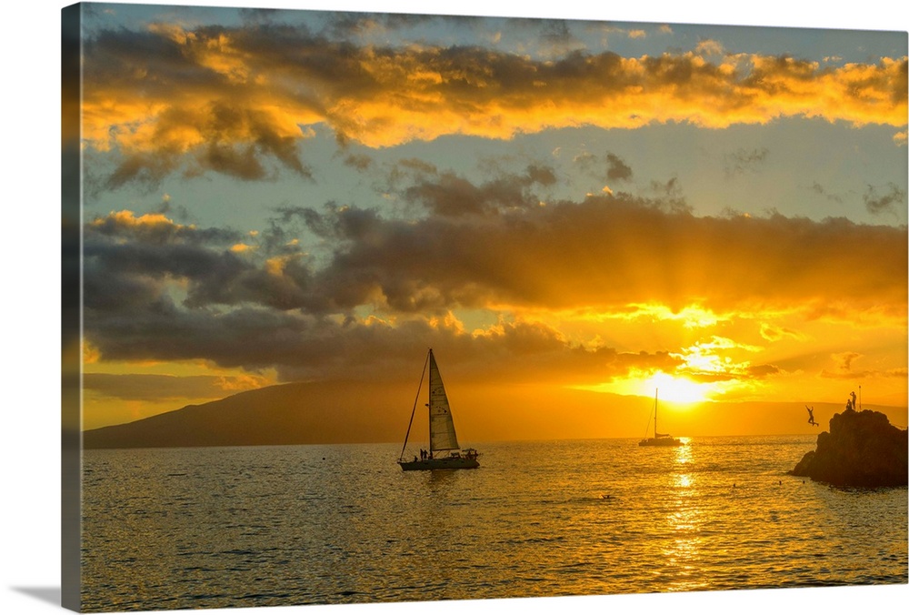 USA, Hawaii, Maui, Kanaapali Beach, people at sunset.
