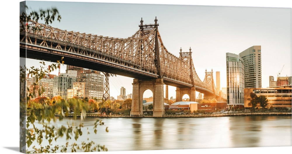 USA, New York City, view of the Queensboro bridge and the Roosevelt island