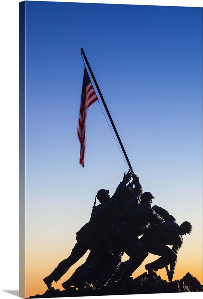 USA, Virginia, Arlington, US Marine and Iwo Jima Memorial, dawn