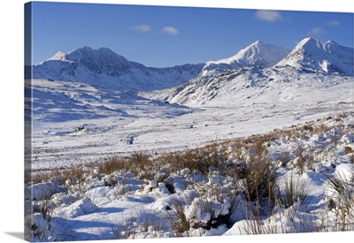 Wales, Gwynedd, Snowdonia, View over the frozen landscape towards the Snowdon Horseshoe