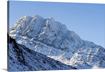 Wales, Gwynedd, Snowdonia, View up the Ogwen Valley to Tryfan