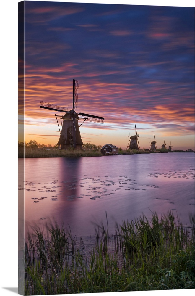 Windmill, Kinderdijk, Molenlanden, South Holland, Netherlands.