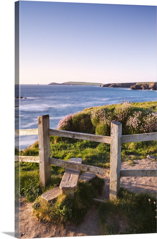 Wooden stile on Cornish clifftops near Porthcothan Bay with views to Trevose Head, Cornwall, England. Spring
