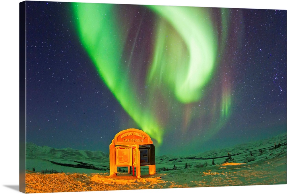 An aurora borealis near the famous Arctic Circle sign.