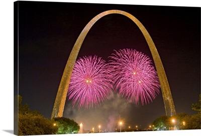 Fireworks and Saint Louis Arch during Lewis and Clark 200th anniversary