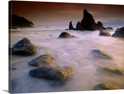 Sea stack and rocks along shoreline at Ruby Beach, Olympic National Park, Washington