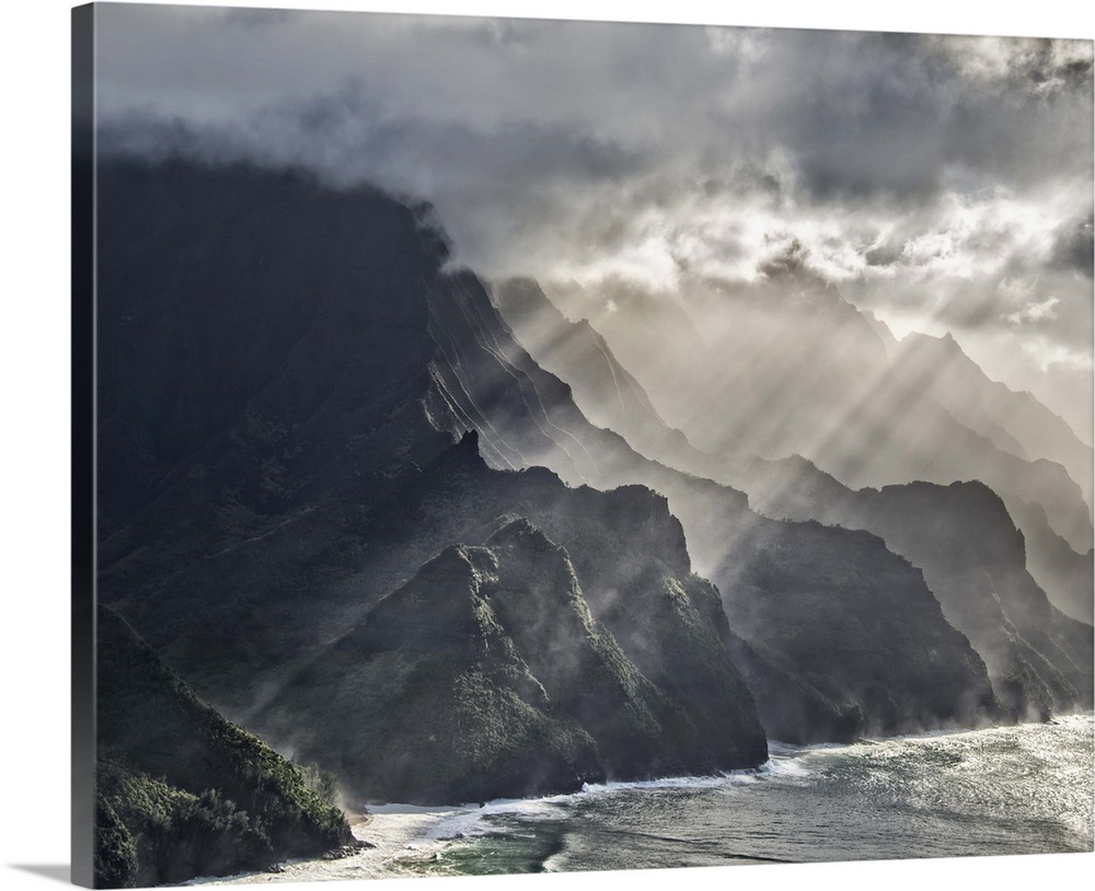 Dramatic photograph of the cliffs of the Napali coast, Hawaii.