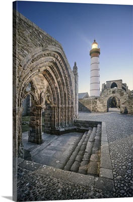 Bretagne, phare Saint Mathieu et porche de l'eglise Notre Dame de Grace