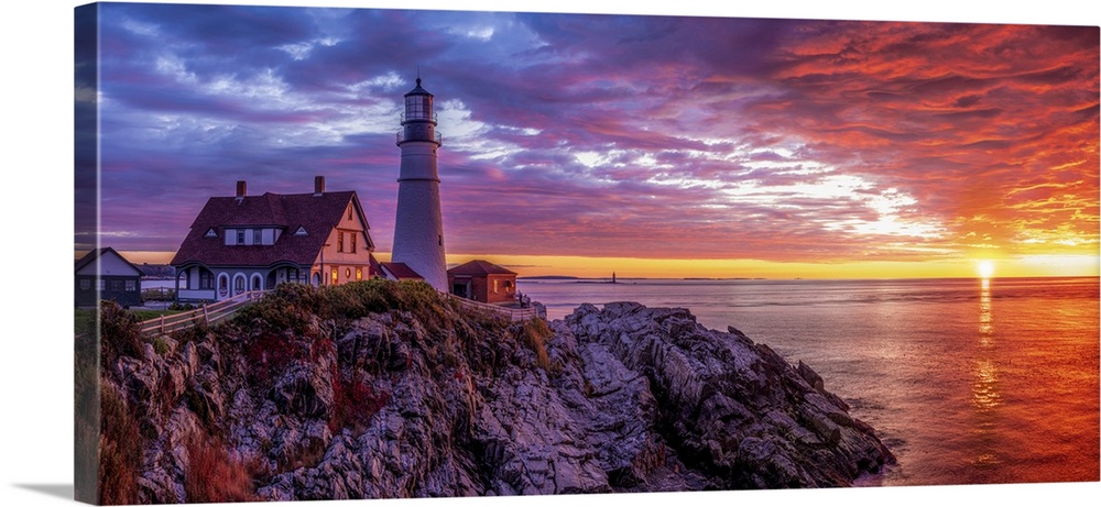 Portland Head Light is a historic lighthouse in Cape Elizabeth, Maine. I arrived before sunrise and waited. Mother Nature ...