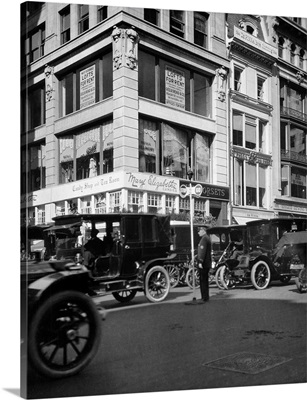 1910's A Policeman Controls Traffic On Fifth Avenue