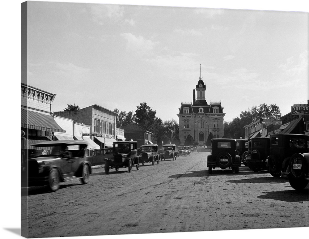 1920's 1928 View Of Cottonwood Falls Kansas Main Street With Traffic.