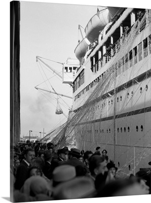1930's Crowd Of People On Pier Wishing Bon Voyage To Sailing Traveling Passengers