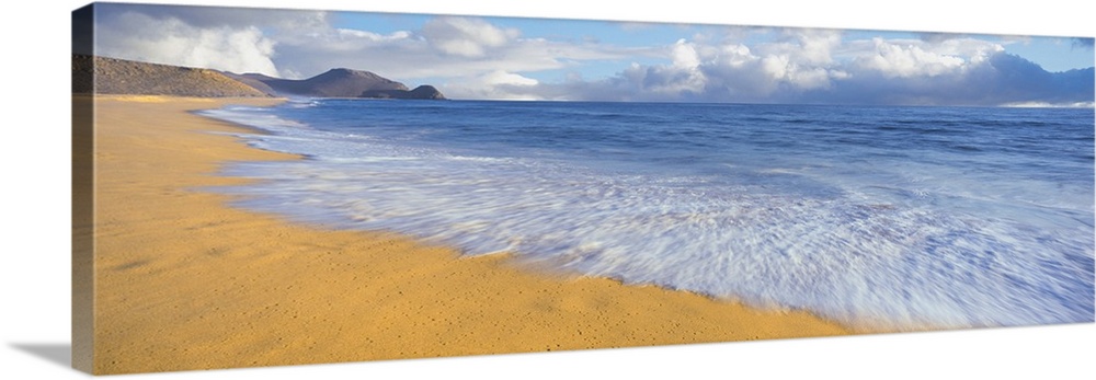 A breaking wave comes ashore at Playa La Cachora, Todos Santos, Baja California Sur, Mexico.