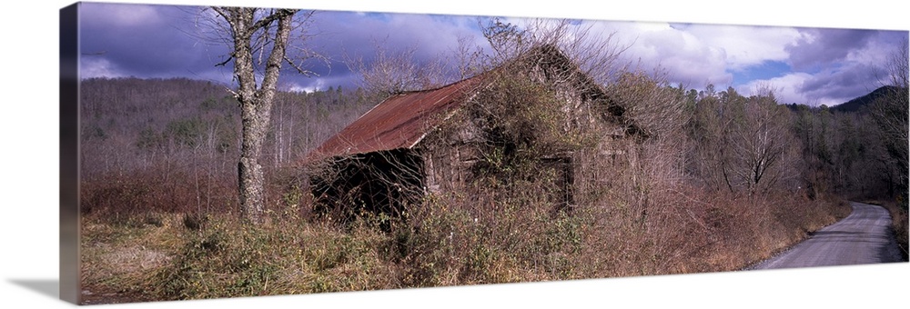 Abandoned barn at the roadside, Appalachian Mountains, North Carolina,