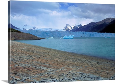 Argentina, Patagonia, Glacier National Park, Iceberg floating on the water in the national park
