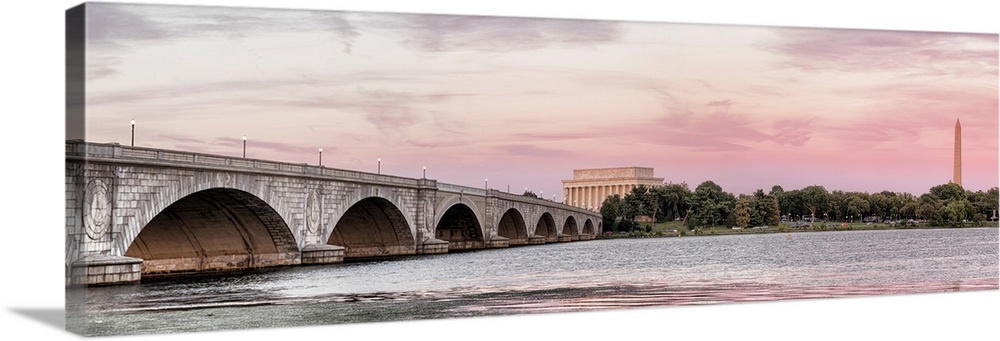 Arlington Memorial Bridge with Lincoln Memorial and Washington Monument in the background, Washington DC, USA